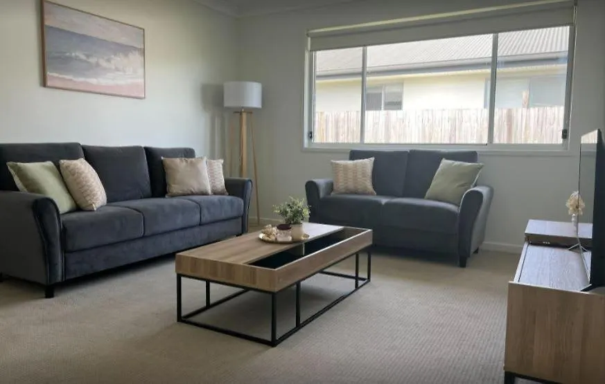 Holiday home Expansive 4-Beds & 2 Baths House Villa Andergrove Australia