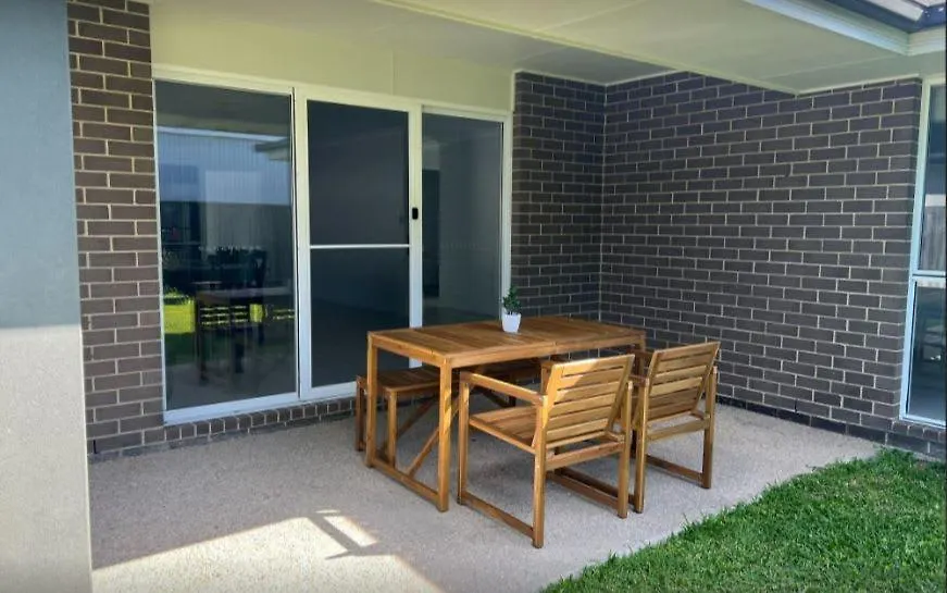 Holiday home Expansive 4-Beds & 2 Baths House Villa Andergrove Australia