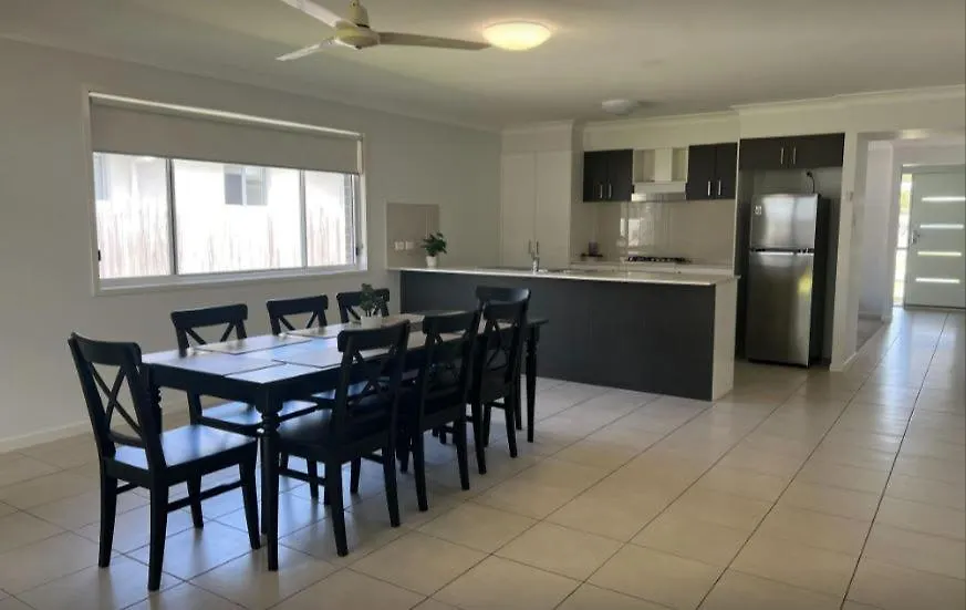 Expansive 4-Beds & 2 Baths House Villa Andergrove