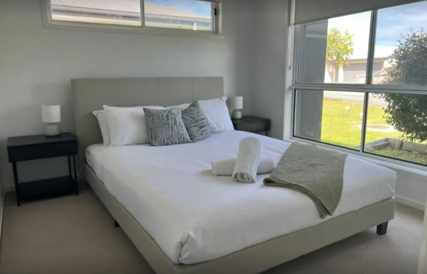 Expansive 4-Beds & 2 Baths House Villa Andergrove Holiday home