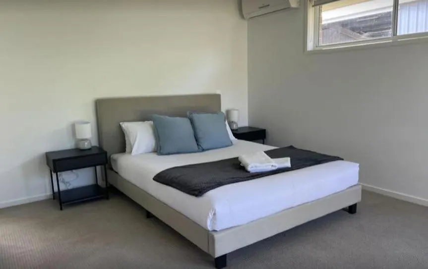 Expansive 4-Beds & 2 Baths House Villa Andergrove Australia