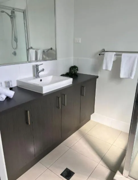 Expansive 4-Beds & 2 Baths House Villa Andergrove
